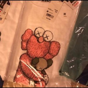Uniqlo x KAWS t shirt size M